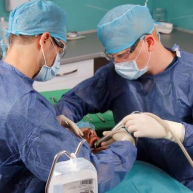 Dr. Ruszin Tamás és Dr. Nagy Róbert műtéti beavatkozás közben