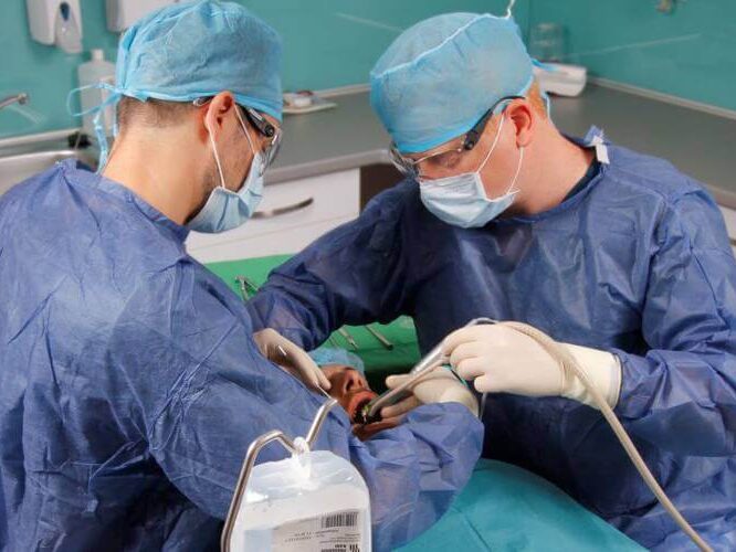 Dr. Ruszin Tamás és Dr. Nagy Róbert fogászati beavatkozás közben