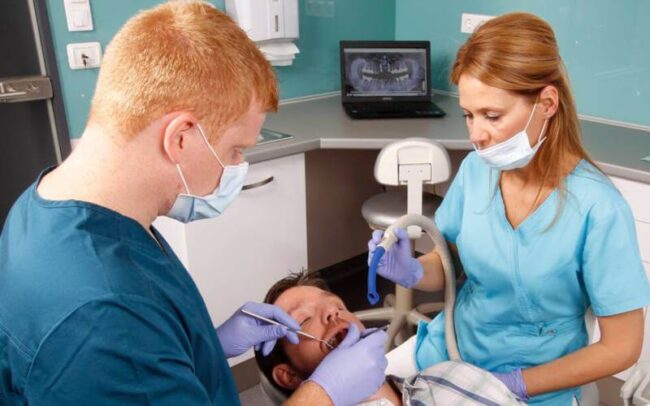 Dr. Nagy Róbert fogészati beavatkozás közben 