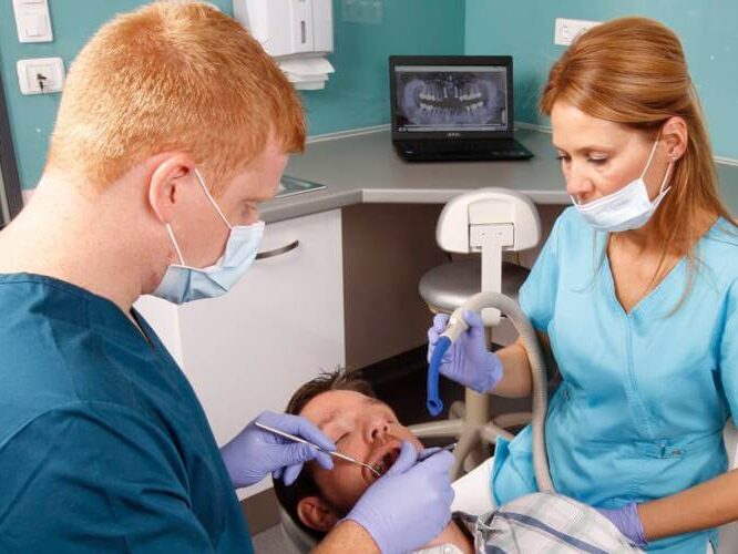 Dr. Nagy Róbert fogészati beavatkozás közben