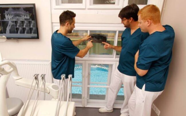 Dr. Ruszin Tamás, Dr. Steinhof Péter Márton és Dr. Nagy Róbert szakmai egyeztetése