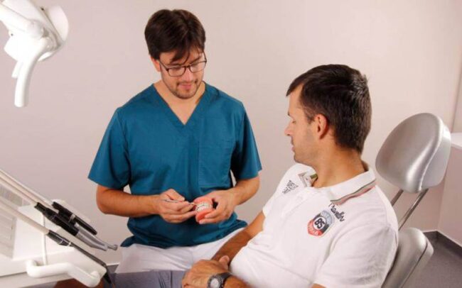 Dr. Steinhof Péter Márton pácienssével beszélget