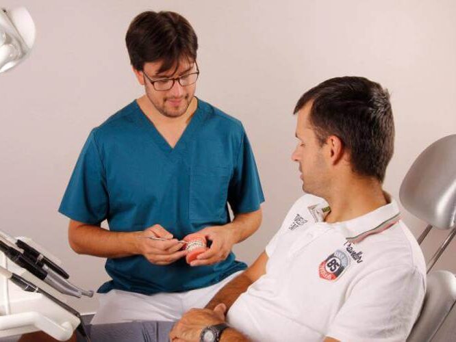 Dr. Steinhof Péter Márton pácienssével beszélget