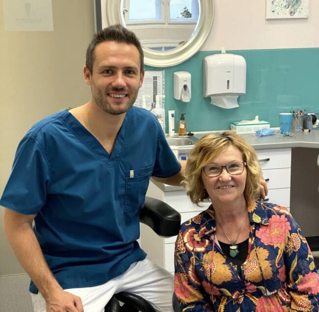 Dr. Ruszin Tamás egy pácienssel