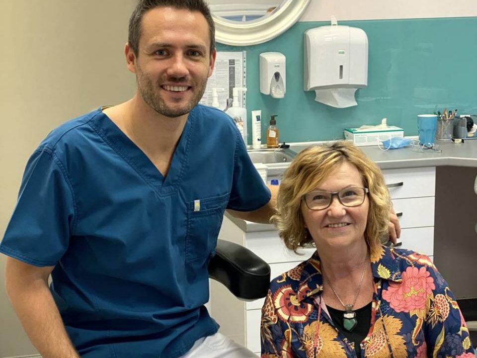 Dr. Ruszin Tamás egy pácienssel