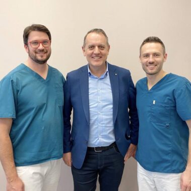 Dr. Steinhof Péter Márton és Dr. Ruszin Tamás egy pácienssel, sikeres kezelés után