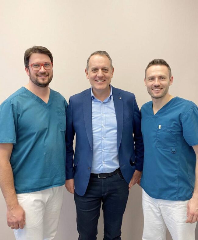 Dr. Steinhof Péter Márton és Dr. Ruszin Tamás egy pácienssel, sikeres kezelés után