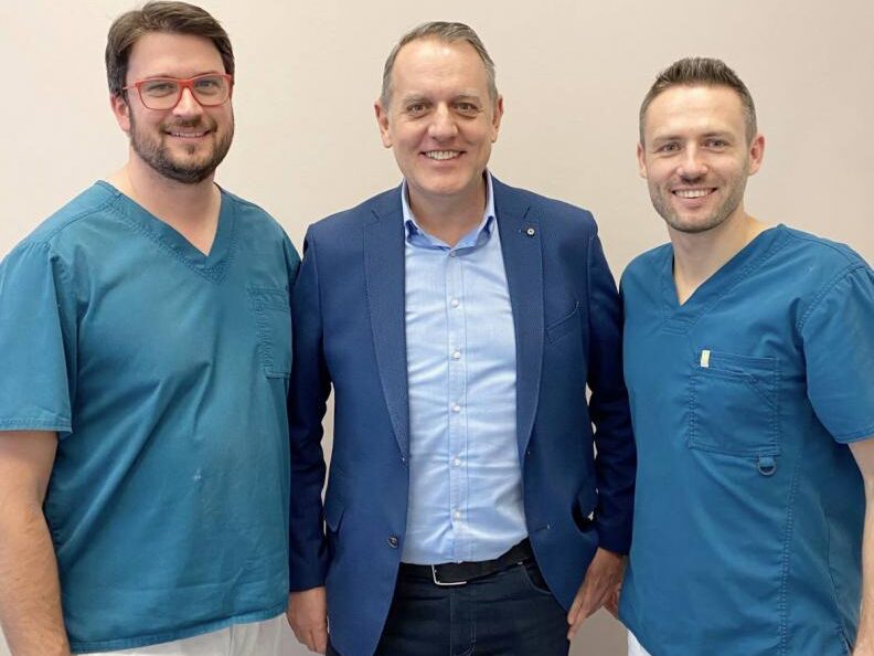 Dr. Steinhof Péter Márton és Dr. Ruszin Tamás egy pácienssel, sikeres kezelés után