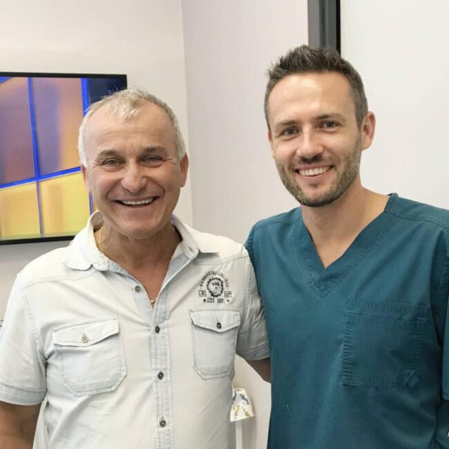 Dr. Ruszin Tamás egy pácienssel a sikeres kezelést követően